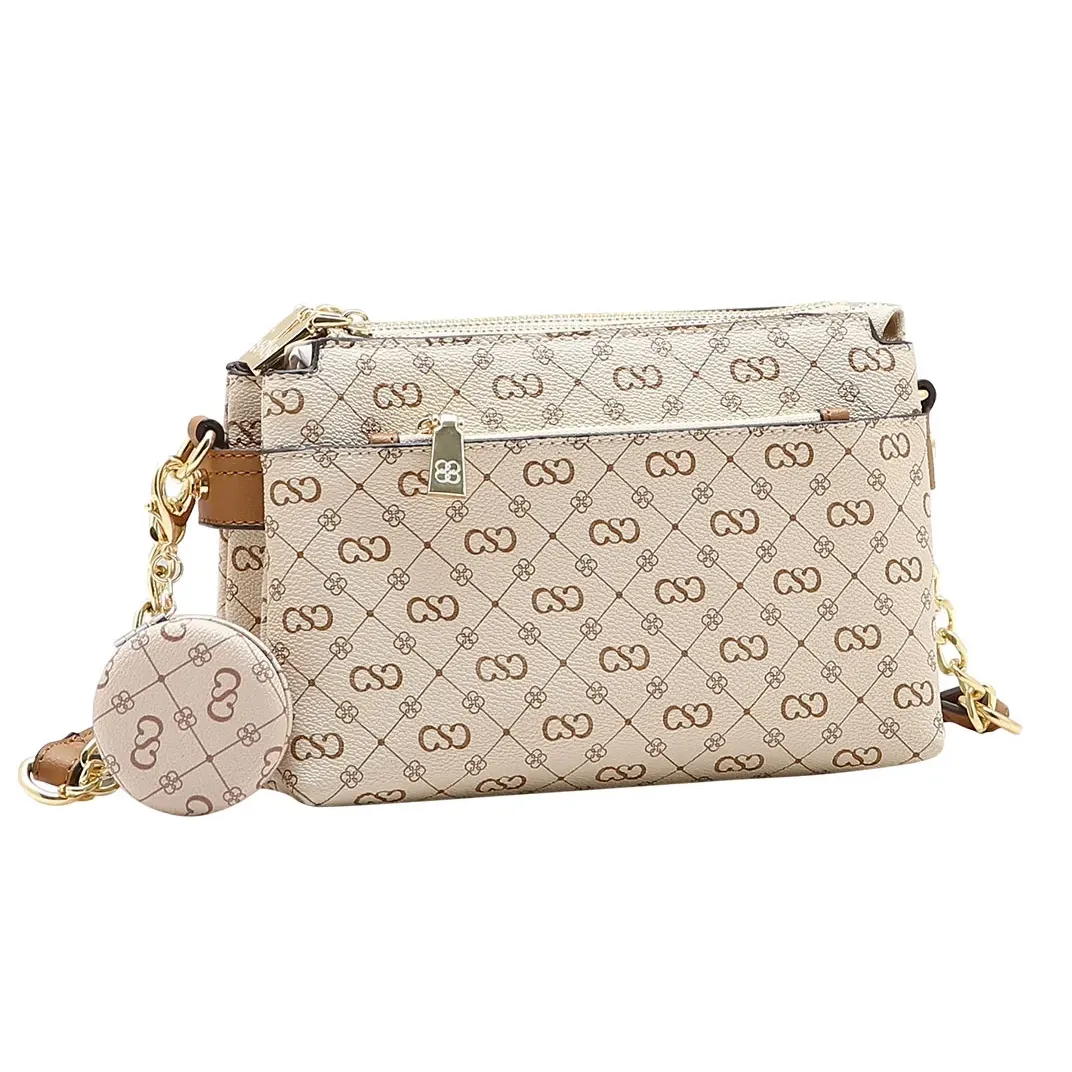 Bolsa feminina transversal Chenson bege com estampa monograma marrom, vista frontal com zíper dourado e alça com corrente dourada
